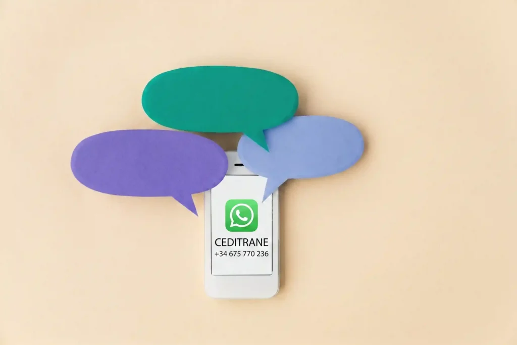 Teléfono móvil sobre fondo crema con burbujas de chat de colores, mostrando en pantalla el logotipo de WhatsApp, el nombre CEDITRANE y el número de contacto +34 675 770 236.